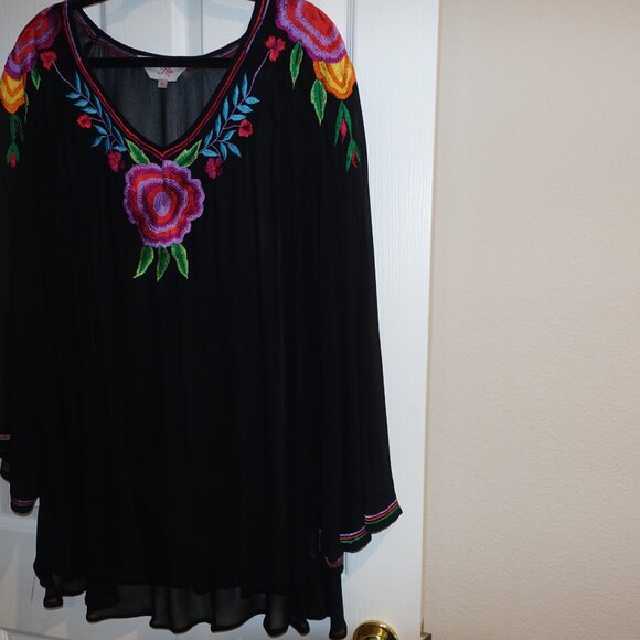 ROJA COLLECTION EMBROIDERED FLORAL BEAUTIFUL TUNIC - Picture 2 of 10